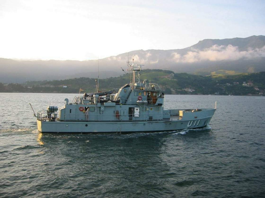 Uma bela foto, mostrando o AvIn Guarda-Marinha Jansen, de perfil. (foto: CT Alexandre Assano)