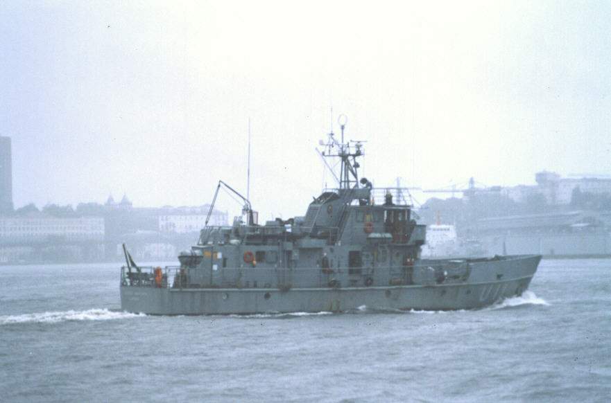 O AvIn Guarda-Marinha Jansen, proximo ao AMRJ. (foto: Rogério Cordeiro, 10/2003)