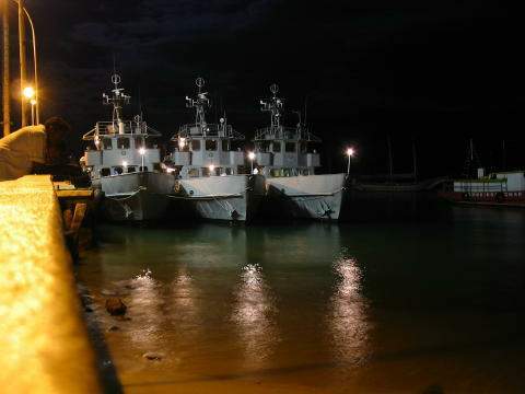 O AvIn Guarda-Marinha Jansen, e seus irmãos atracados no porto de Abraão, na Ilha Grande. (foto: via CT Alexandre Assano)