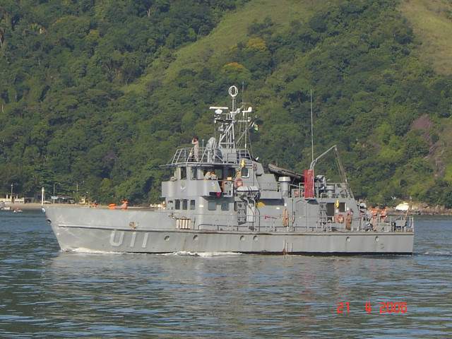 O AvIn Guarda-Marinha Jansen - U 11, entrando em Santos em 21/04/2006. (foto: NGB - Rafael Ferreira Viva)