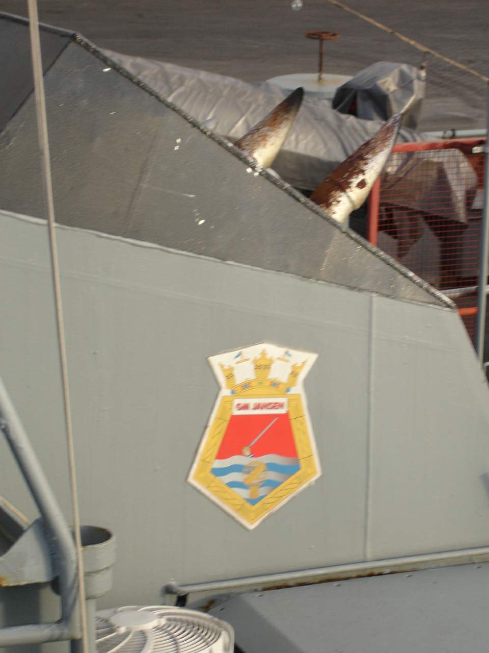Detalhe do brasão na chaminé do navio. (foto: Milton Lima - Salvador - 16/01/2011)