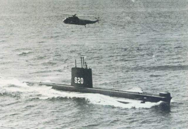 O Submarino Humaitá, sendo sobrevoado por um SH-3D Sea King. (foto: SRPM)