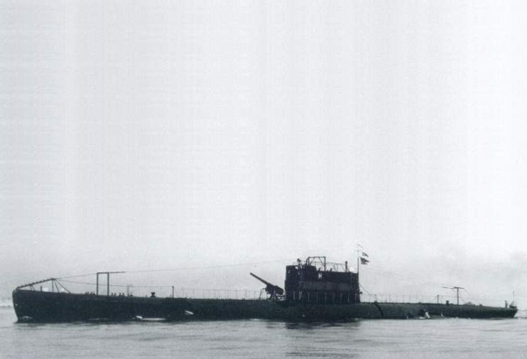 O Humaytá, navegando na superficie, com o canhão de 120 mm em destaque a vante da vela. (foto: SDM, via José Henrique Mendes)