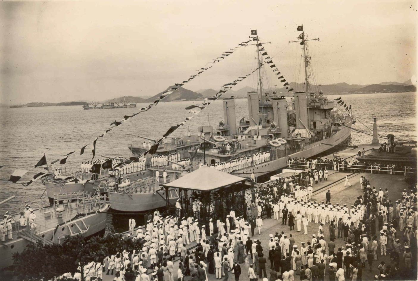 Aspecto da cerimônia de incorporação a Armada dos CTs Mariz e Barros – M 1, Marcilio Dias – M 2 e Greenhalgh – M 3, realizada em 29 de novembro de 1943. (foto: SDM, via José Henrique Mendes)