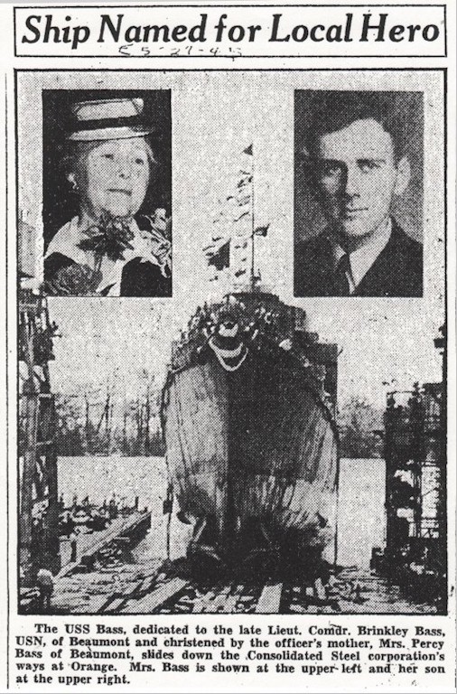 O USS Bass, dedicado ao recentemente falecido Capitão-deCorveta Brinkley Bass, de Beaumont-TX e que foi batizado pela mãe do oficial, Sra. Percy Bass, também de Beaumont, correndo pela carreira do estaleiro Consolidated Steel, em Orange-TX. A Sra Bass no detalhe acima a esquerda e seu filho a direita. (Recorte de Jornal de 27 de maio de 1945)