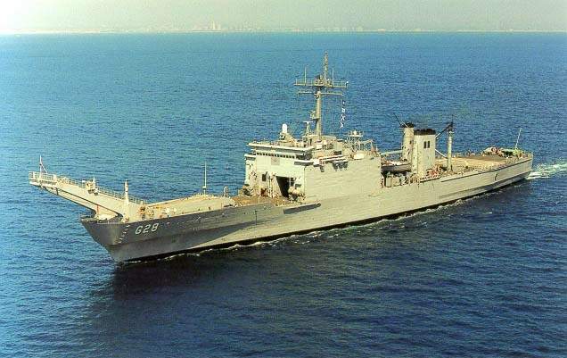 O Mattoso Maia, é um dos 20 Navios de Desembarque de Carros de Combate da classe Newport, construídos para a U.S.Navy, onde se chamava USS Cayuga - LST 1186. (foto: SRPM)