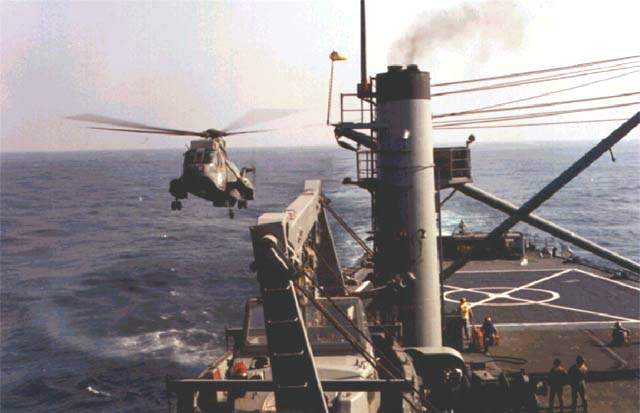 Realizando operações aéreas com aeronave SH-3 Sea King do HS-1. (foto: SRPM)