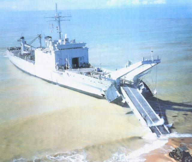 O NDCC Mattoso Maia - G 28, desembarcando equipamento de engenharia em uma Cabeça de Praia, durante exercicio anfibio. (foto: Revista O Anfibio)