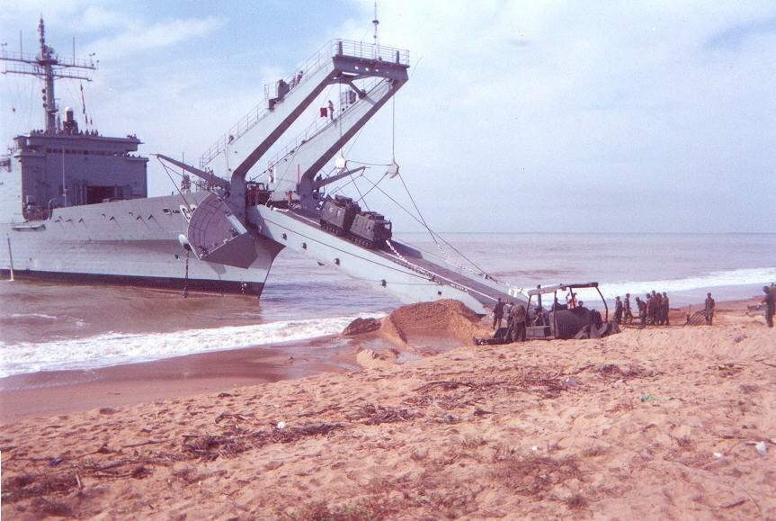 O NDCC Mattoso Maia - G 28, desembarcando equipamento de engenharia e viaturas do CFN em uma Cabeça de Praia, durante exercicio anfibio. (foto: SRPM)
