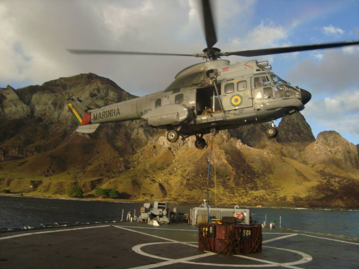 Na foto o UH-14 Super Puma N-7071 do HU 2 transferindo carga do convôo do Mattoso Maia para o Poit. (foto: Marinha do Brasil)