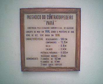Placa com as principais características do Pará e seus irmãos de classe instalada no passadiço do mesmo, que esta preservado na Escola Naval na Ilha de Villegagnon. (foto: Paulo de Oliveira Ribeiro, 10/2003)