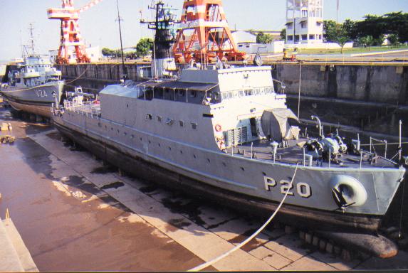 O NPaFlu Pedro Teixeira - P 20, docado na Base Naval de Val-de-Cães em Belém-PA. Atrás esta a Cv Solimões - V 24. (foto: SRPM)