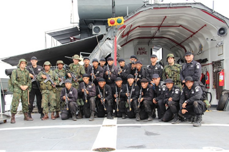 Alunos do Curso de Operações Especiais da Polícia Militar do Estado de Roraima embarcados no Navio-Patrulha Fluvial Pedro Teixeira. (foto: CCSM)