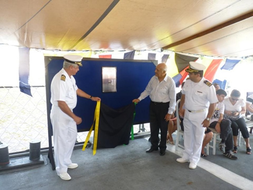 Cerimônia de inauguração da placa em homenagem a primeira tripulação do navio. (foto: CCSM)