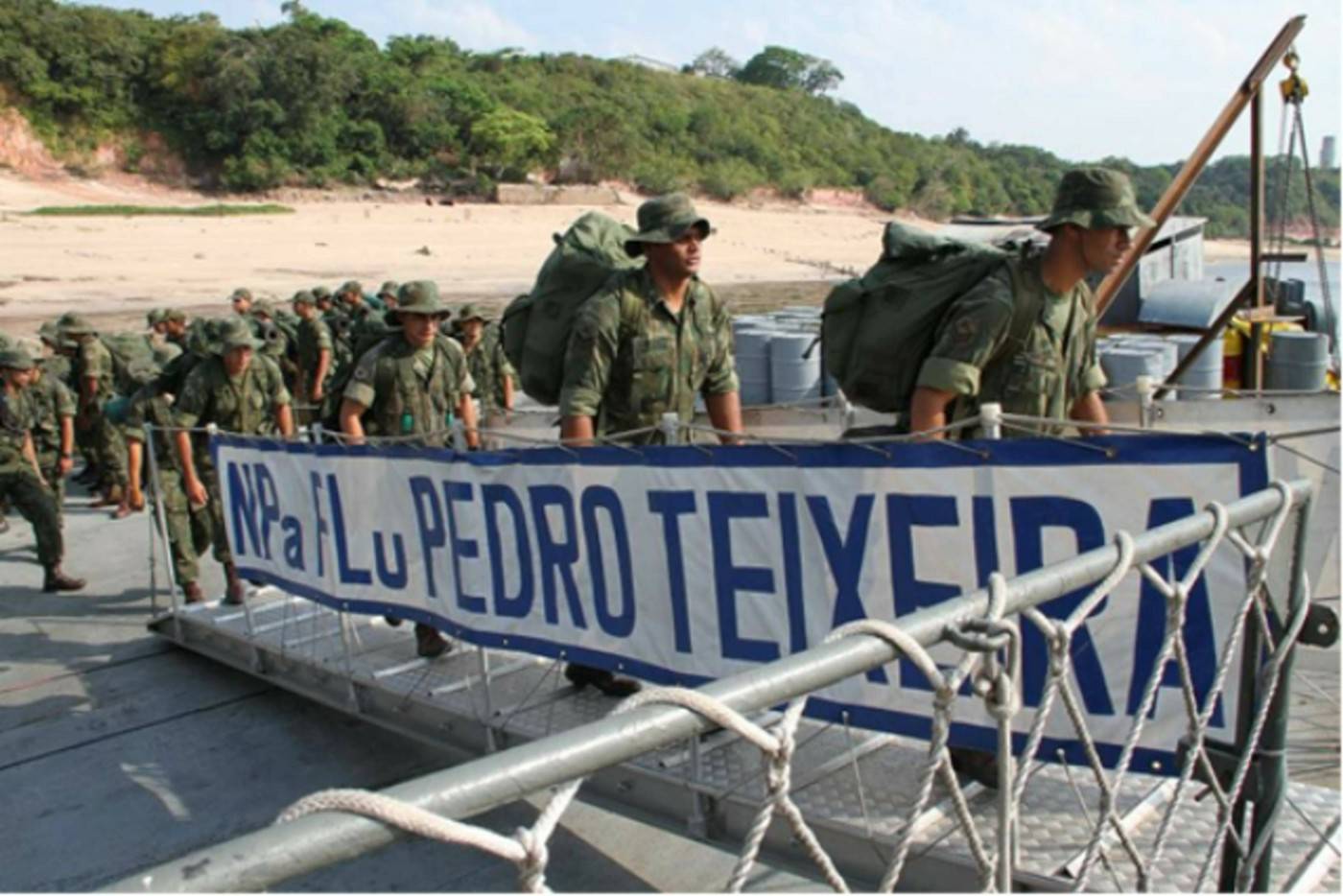 Fuzileiros Navais embarcando no Pedro Teixeira durante a Operação AGATA III. (foto: CCSM)