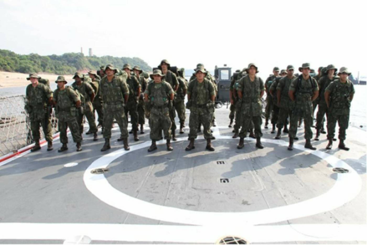 Fuzileiros Navais formados no convôo do Pedro Teixeira durante a Operação AGATA III. (foto: CCSM)