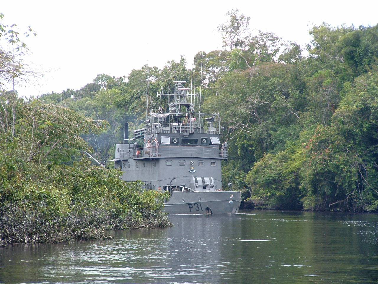 O NPaFlu Rondônia - P 31, navegando em um furo. (foto: NPaFlu Rondônia)