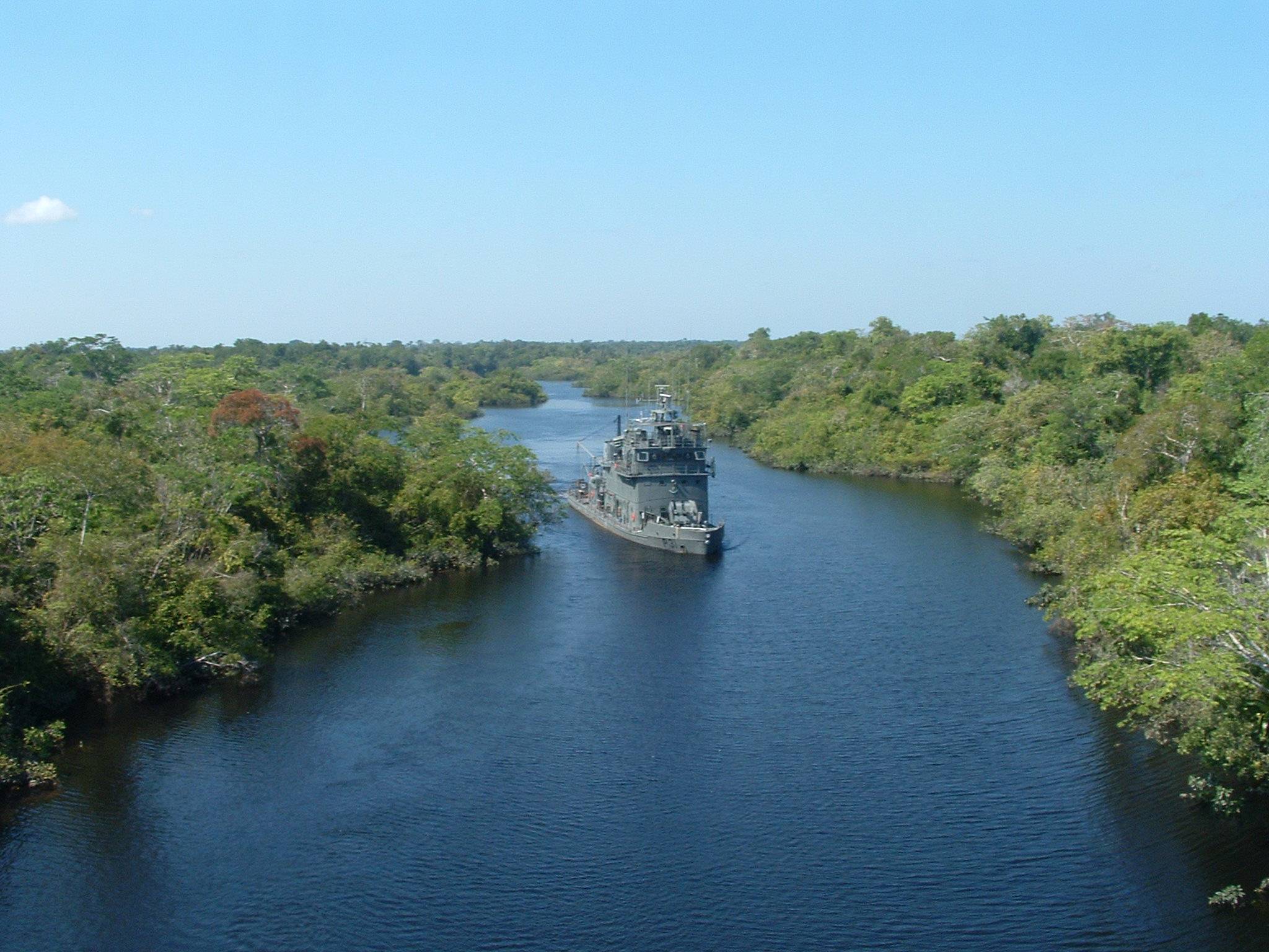 O NPaFlu Rondônia - P 31, navegando em um furo. (foto: NPaFlu Rondônia)