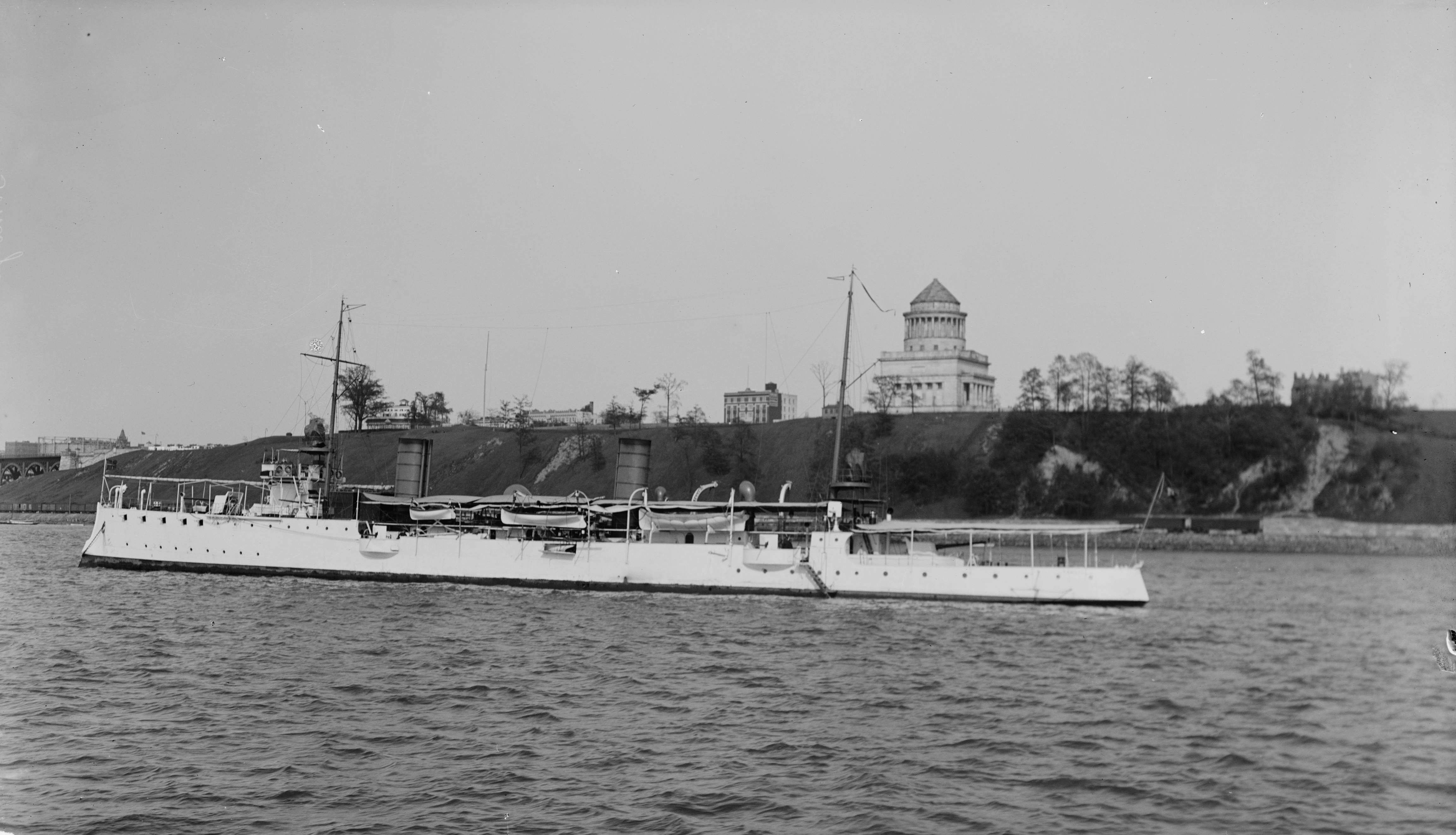 O Cruzador-Torpedeiro Tamoyo, na Revista Naval de Hampton Roads, nos Estados Unidos em 1907. (foto: SDM)