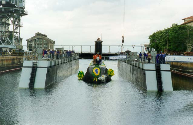 A cerimonia de batismo e lançamento (admissão de água na Doca) do Submarino Tapajó, no Arsenal de Marinha do Rio de Janeiro, em 5 de junho de 1998. (foto: SDM)