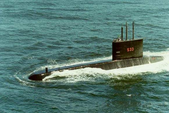 O S. Tapajó, navegando na superficie e mostrando o seu perfil "limpo" tipico dos modernos submarinos. (foto: SRPM)