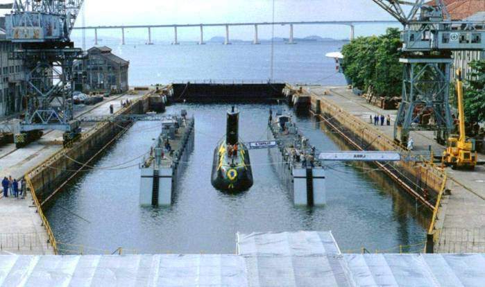 O S. Tapajó, pronto para a cerimonia de batismo e lançamento (admissão de água na Doca), no Arsenal de Marinha do Rio de Janeiro, em 5 de junho de 1998. (foto: AMRJ)