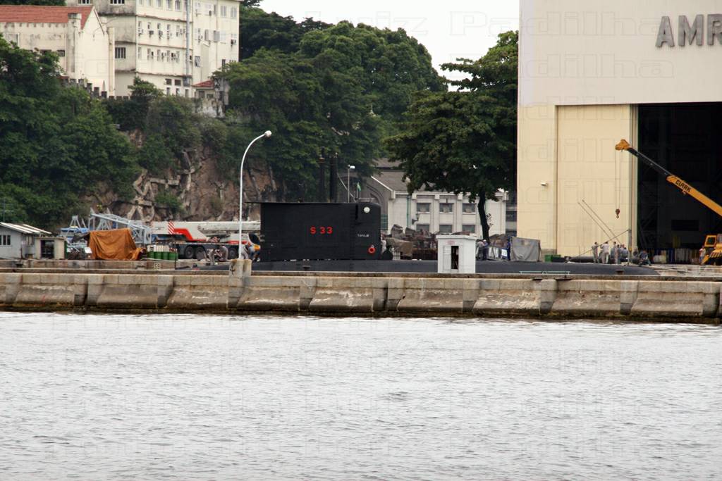 O Tapajó já flutuando em 26 de fevereiro de 2010, junto a Oficina de Submarinos no Arsenal de Marinha do Rio de Janeiro depois do “load out” realizado em 28 de janeiro. (foto: Luiz Eduardo Padilha)
