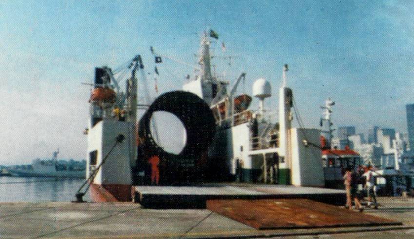 As seções do casco resistente construídas pela NUCLEP em Itaguaí, sendo desembarcadas do Heavy Lift nacional “Star of América” na oficina de construção de submarino do AMRJ. (foto: SDM)