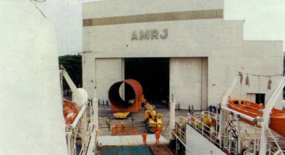 As seções do casco resistente construídas pela NUCLEP em Itaguaí, sendo desembarcadas do Heavy Lift nacional “Star of América” na oficina de construção de submarino do AMRJ. (foto: SDM)