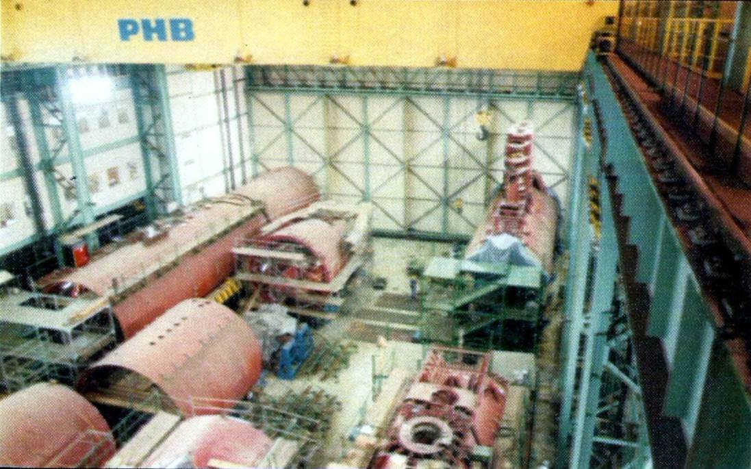 As seções do submarino sendo completadas na Oficina de Montagem de Submarinos do AMRJ. (foto: SDM)