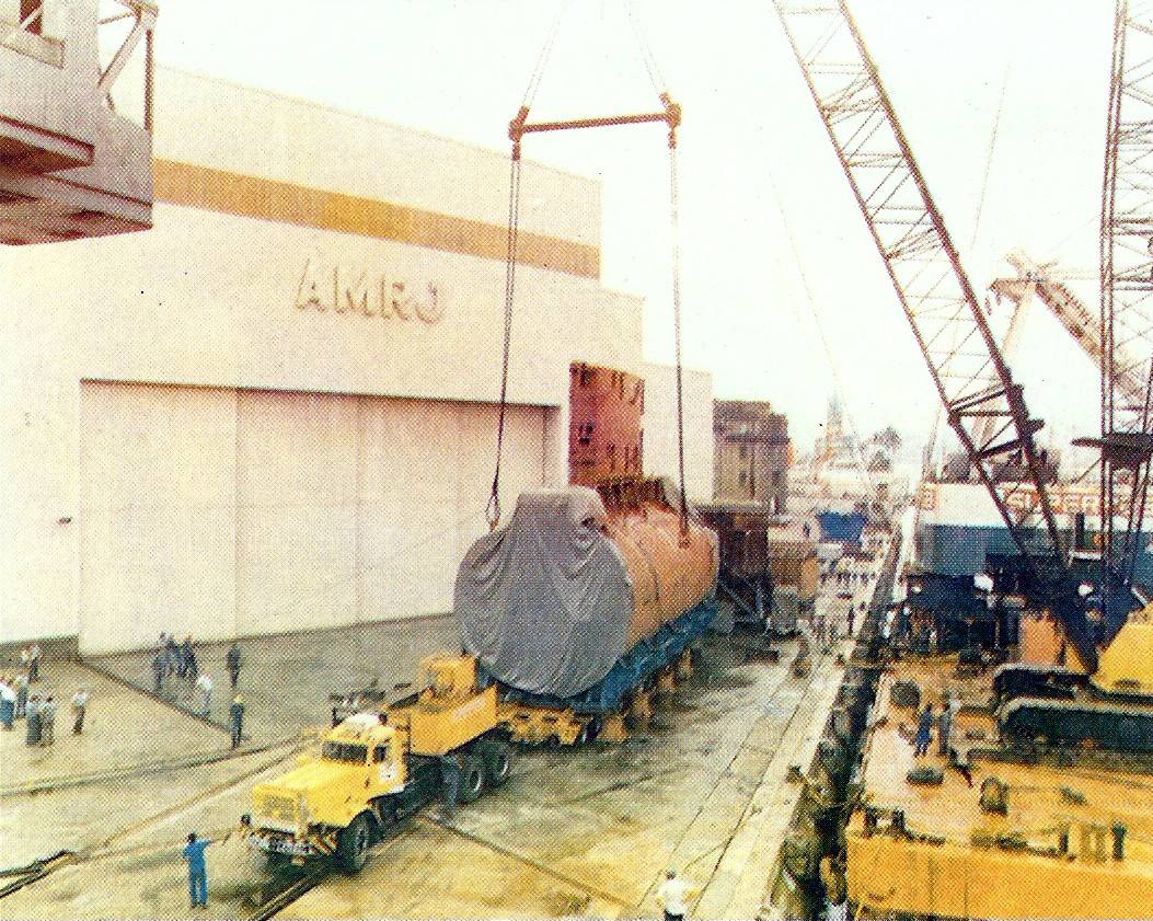Transporte da seção central da Oficina de Montagem para o Dique Almirante Schieck, com o apoio de uma cabrea da empresa Superpesa. (foto: SDM)