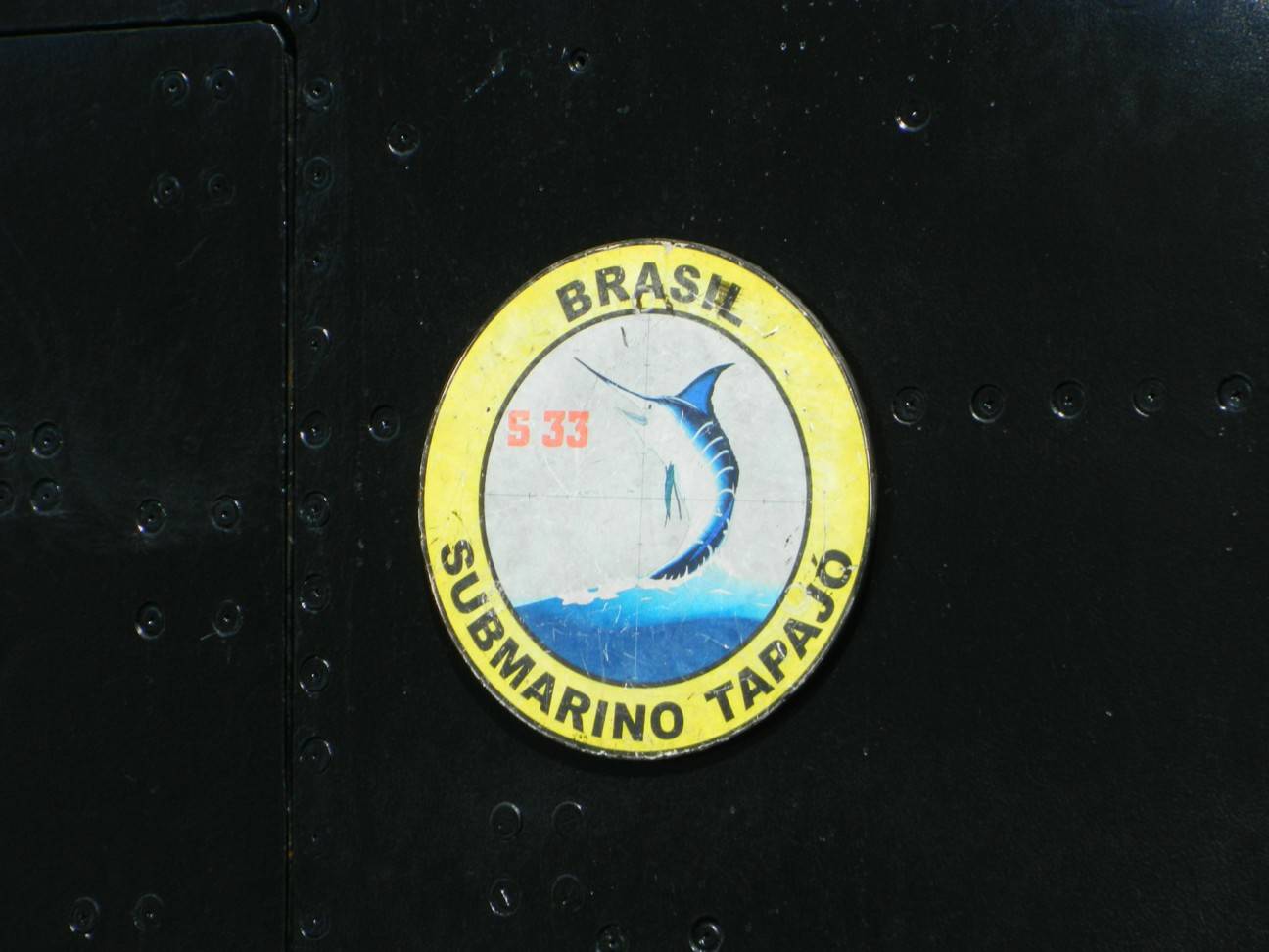 Detalhe da vela mostrando de perto a “bolacha” do submarino Tapajó. (foto: Ícaro Luiz Gomes – Revista Forças de Defesa – 12/03/2013)