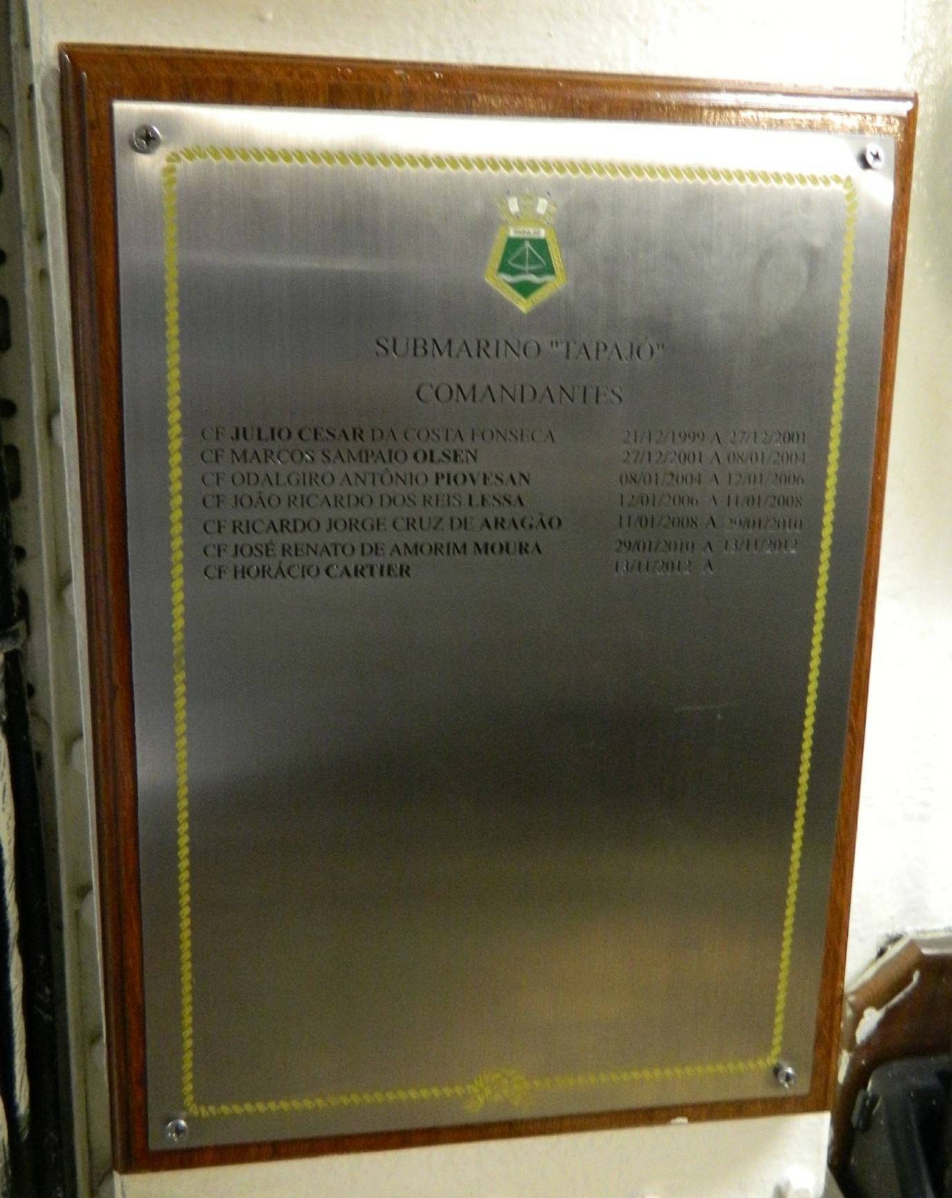 Placa com os Oficiais Comandantes do Tapajó desde sua incorporação em 1999 até 2013. (foto: Ícaro Luiz Gomes – Revista Forças de Defesa – 12/03/2013)