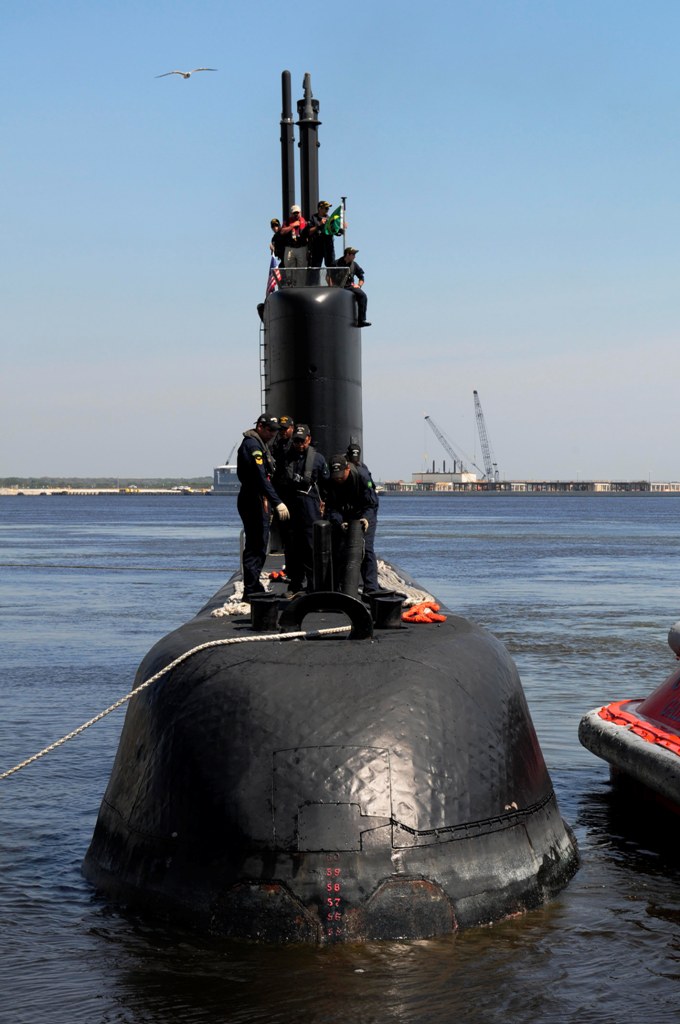 O Tapajó em manobra de atracação em Mayport (Flórida-EUA) em 10 de maio de 2013. (foto: U.S.Navy)