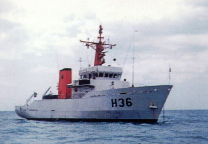 O Navio Hidroceanográfico Taurus - H 36, fundeado. (foto: SRPM)