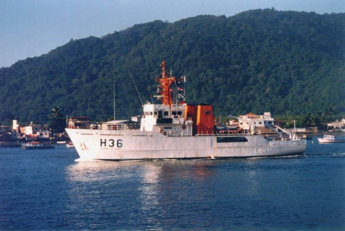 O Navio Hidroceanográfico Taurus - H 36, entrando no Porto de Santos, em 18 de março de 1999. (foto: Silvio Smera)