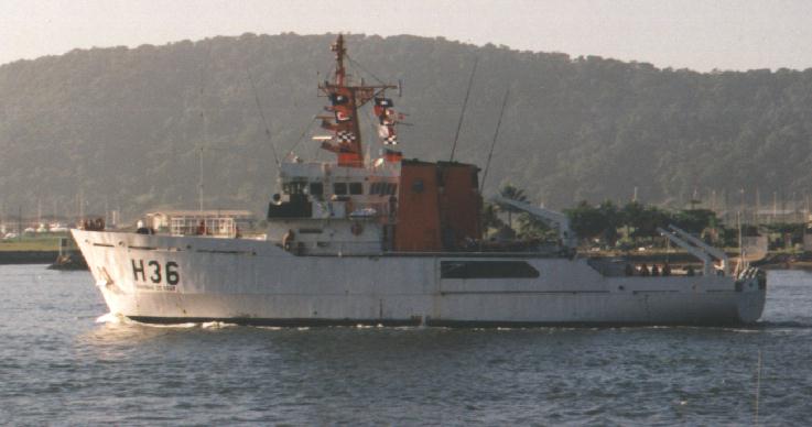 O Navio Hidroceanográfico Taurus - H 36, entrando no Porto de Santos. (foto: Silvio Smera)