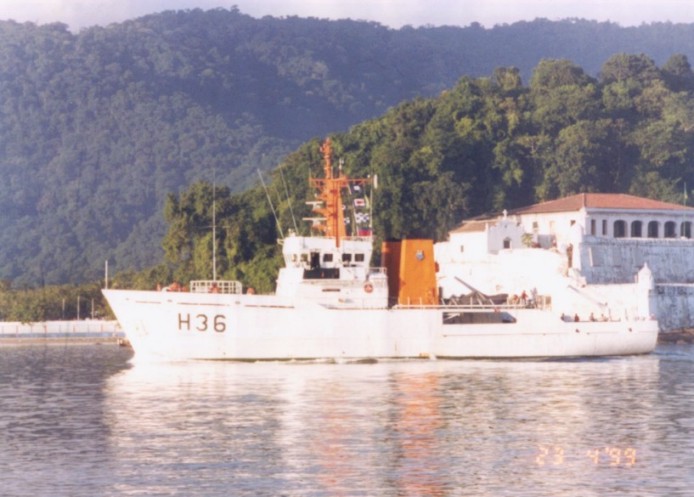 O Navio Hidroceanográfico Taurus - H 36, entrando no Porto de Santos, em 23 de abril de 1999. (foto: Silvio Smera)