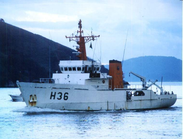 O NHo Taurus - H 36, durante comissão levantamento hidrografico no Porto de Santos, em 14 de maio de 2004. (foto: NGB - Fabiana Saloio M. Lopes)