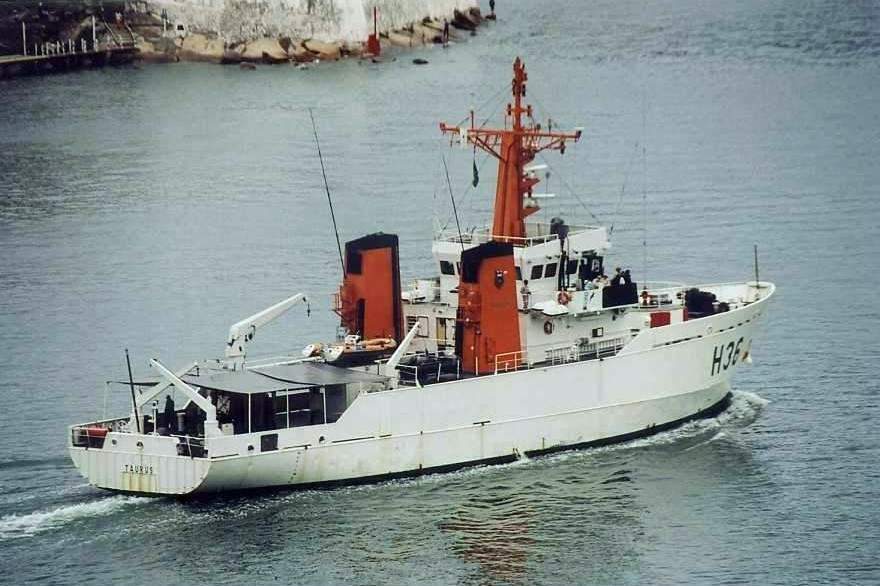 O NHo Taurus - H 36, durante comissão levantamento hidrografico no Porto de Santos, nos meses de abril e maio de 2004. (foto: Silvio Smera)