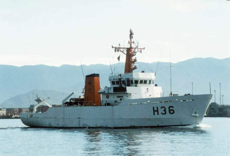 O NHo Taurus - H 36, durante comissão levantamento hidrografico no Porto de Santos, em 16 de abril de 2004. (foto: NGB - Marcelo M. Lopes da Silva)