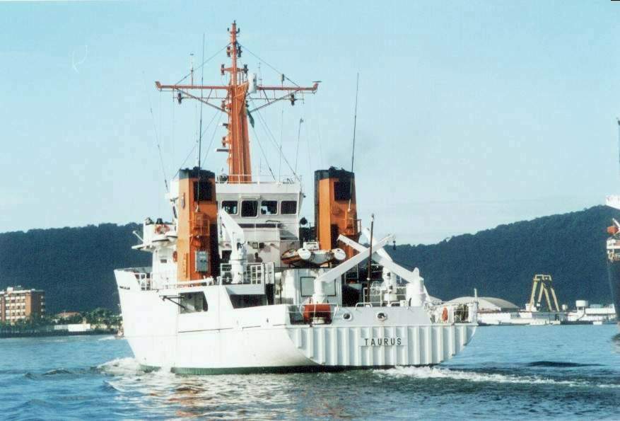 O NHo Taurus - H 36, durante comissão levantamento hidrografico no Porto de Santos, em 16 de abril de 2004. (foto: NGB - Marcelo M. Lopes da Silva)