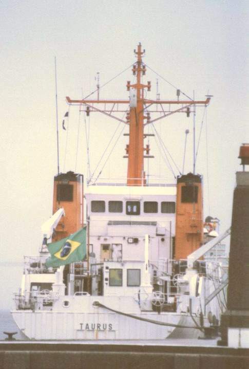 O NHo Taurus - H 36, atracado no cais da ponte da Ilha Fiscal. (foto: NGB - Rogério Cordeiro)