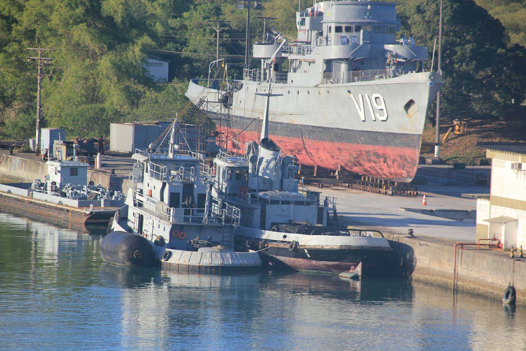 A Corveta Caboclo docada na Base Naval de Aratu. Em primeiro plano os rebocadores Tenente Magalhães e Isaias de Noronha. (foto: Vladimir Knyaz – 17/02/2011)
