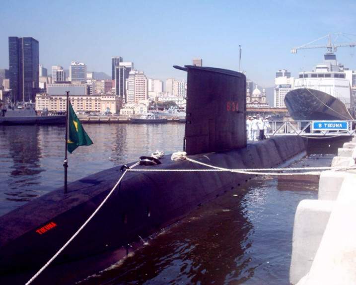 Aspecto da Cerimonia de Mostra de Armamento do S Tikuna - S 34, em 16 de dezembro de 2005. Ao fundo a Cv Barroso - V 34, em fase de prontificação. (foto: Alexandre Galante, Poder Naval Online)