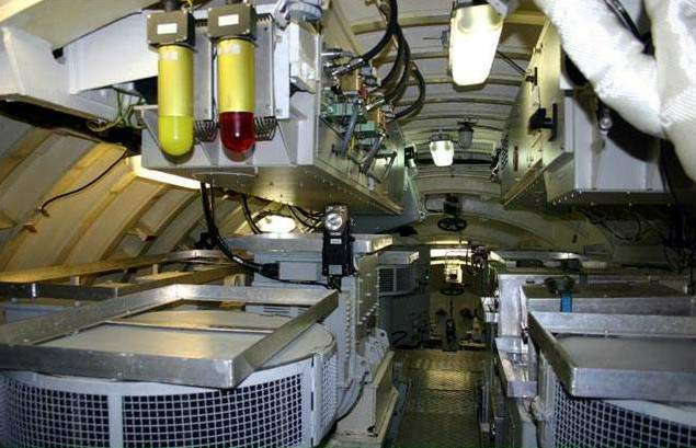 Parte superior da praça de máquinas, um deck acima dos motores diesel. (foto: ALIDE - Luiz Carlos Padilha - 16/12/2005)