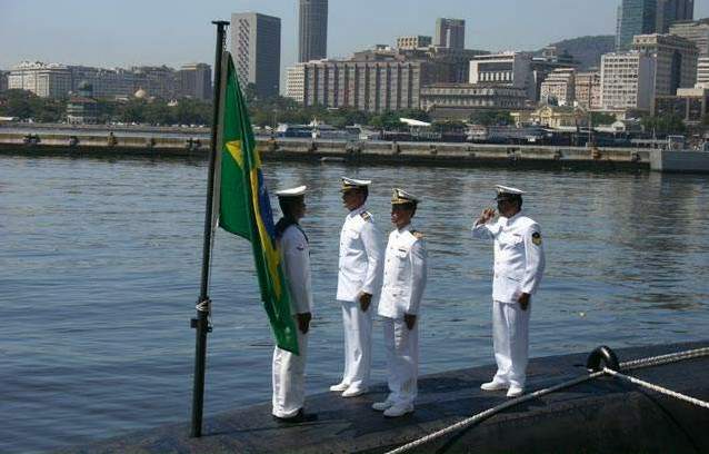 Cerimonia de hasteamento da bandeira no por ocasião da incorporação do S Tikuna em 16 de dezembro de 2005. (foto: ALIDE - Luiz Carlos Padilha - 16/12/2005)