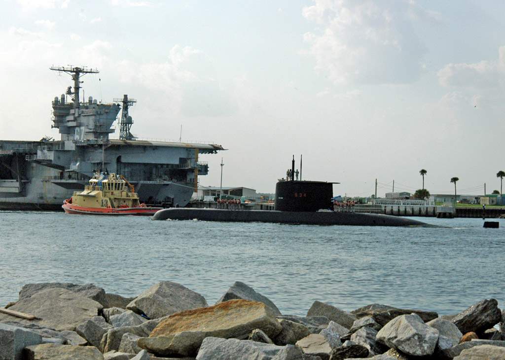 O Tikuna - S 34, entrando na Base Naval de Mayport, FL, quando de sua participação de exercícios com unidades navais da USN e Marinhas da OTAN entre maio e outubro de 2007. Ao fundo esta o ex-NAe USS John F. Kennedy - CV 67, que foi desativado em 2006 e já se encontrava em franco processo de desmanche e bem deteriorado em sua aparência externa. (U.S. Navy)