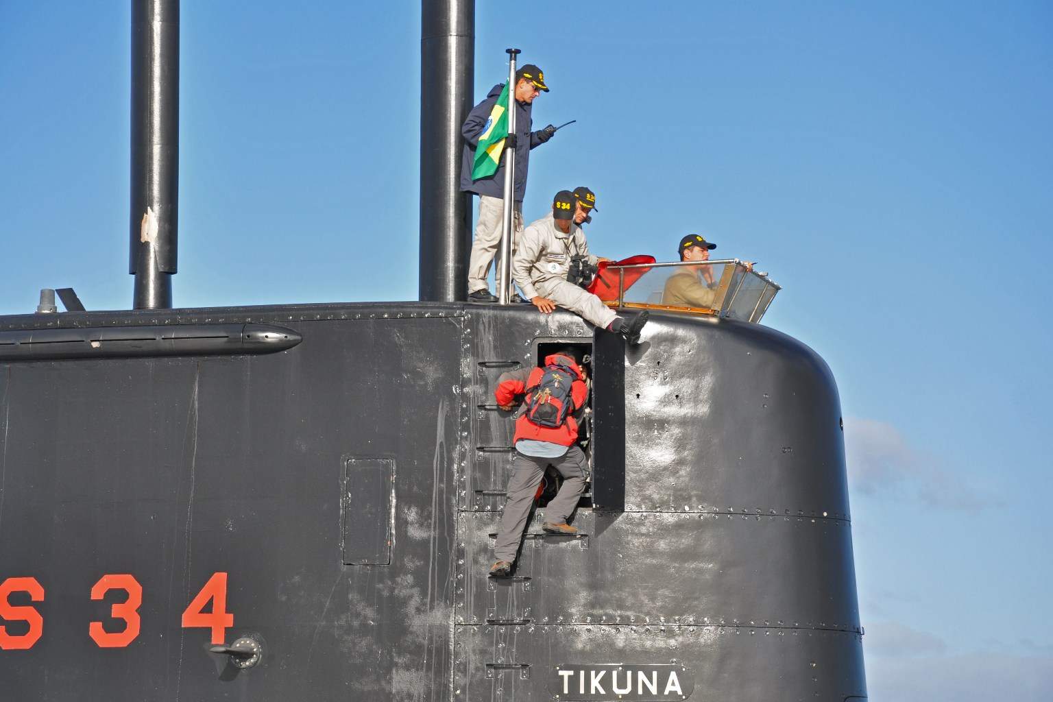 Detalhe da faina de preparação e recebimento do Pratico a bordo para manobra de entrada do Tikuna em Rio Grande em 9 de maio de 2011 durante a Operação UNITAS LII. (foto: Marcelo Vieira)