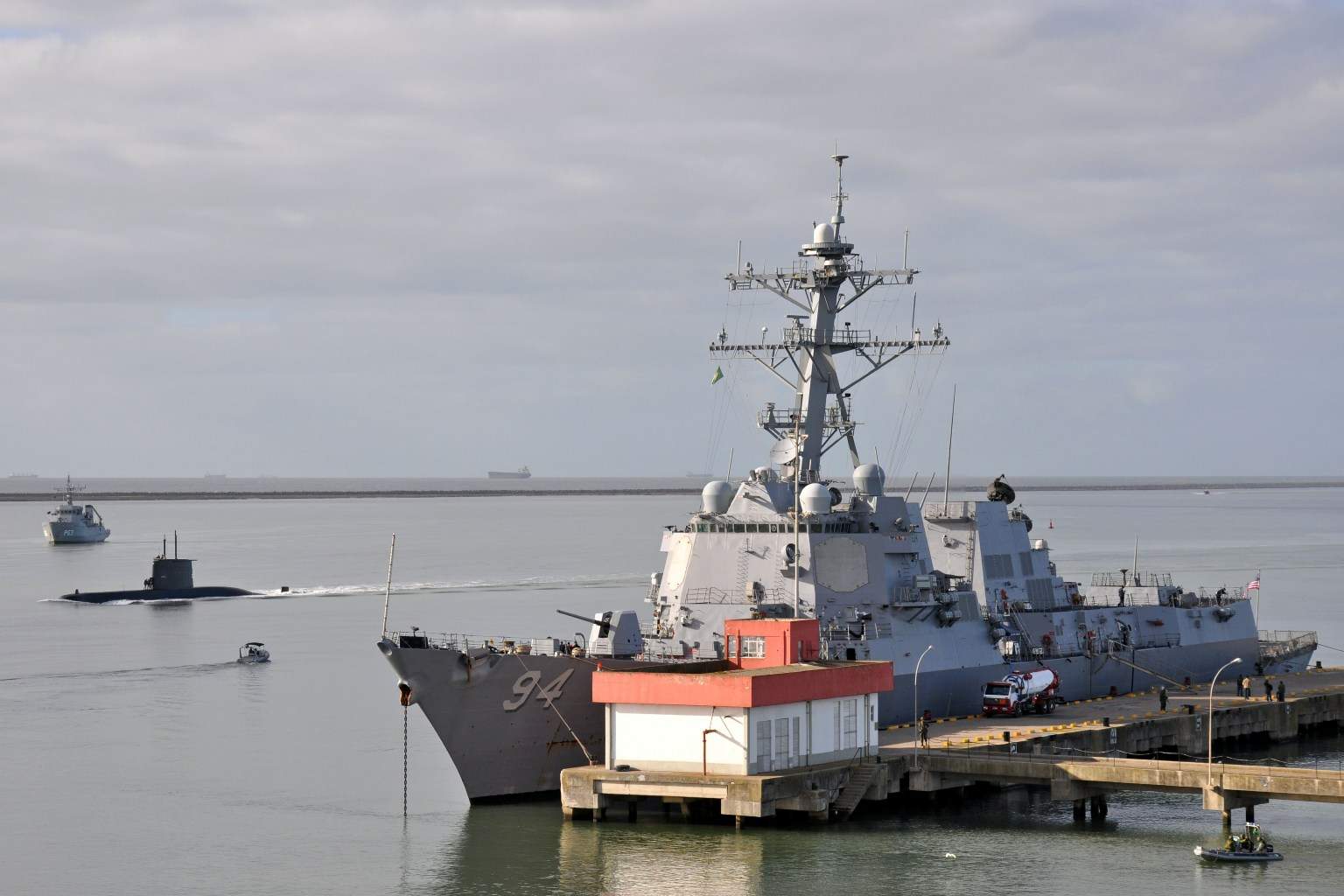 O Tikuna entrando em Rio Grande em 9 de maio de 2011 durante a Operação UNITAS LII, passando pelo contratorpedeiro norte-americanos USS Nietze – DDG 94, tendo ao fundo, guardando o canal a NPa Babitonga – P 63. (foto: Marcelo Vieira)